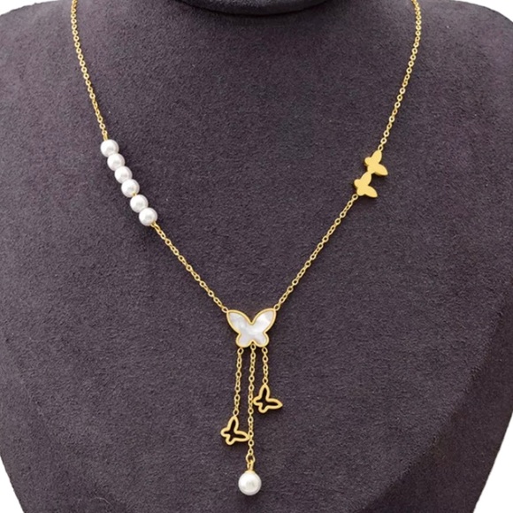 🎁 Mother of Pearl Butterfly Necklace - Picture 3 of 9